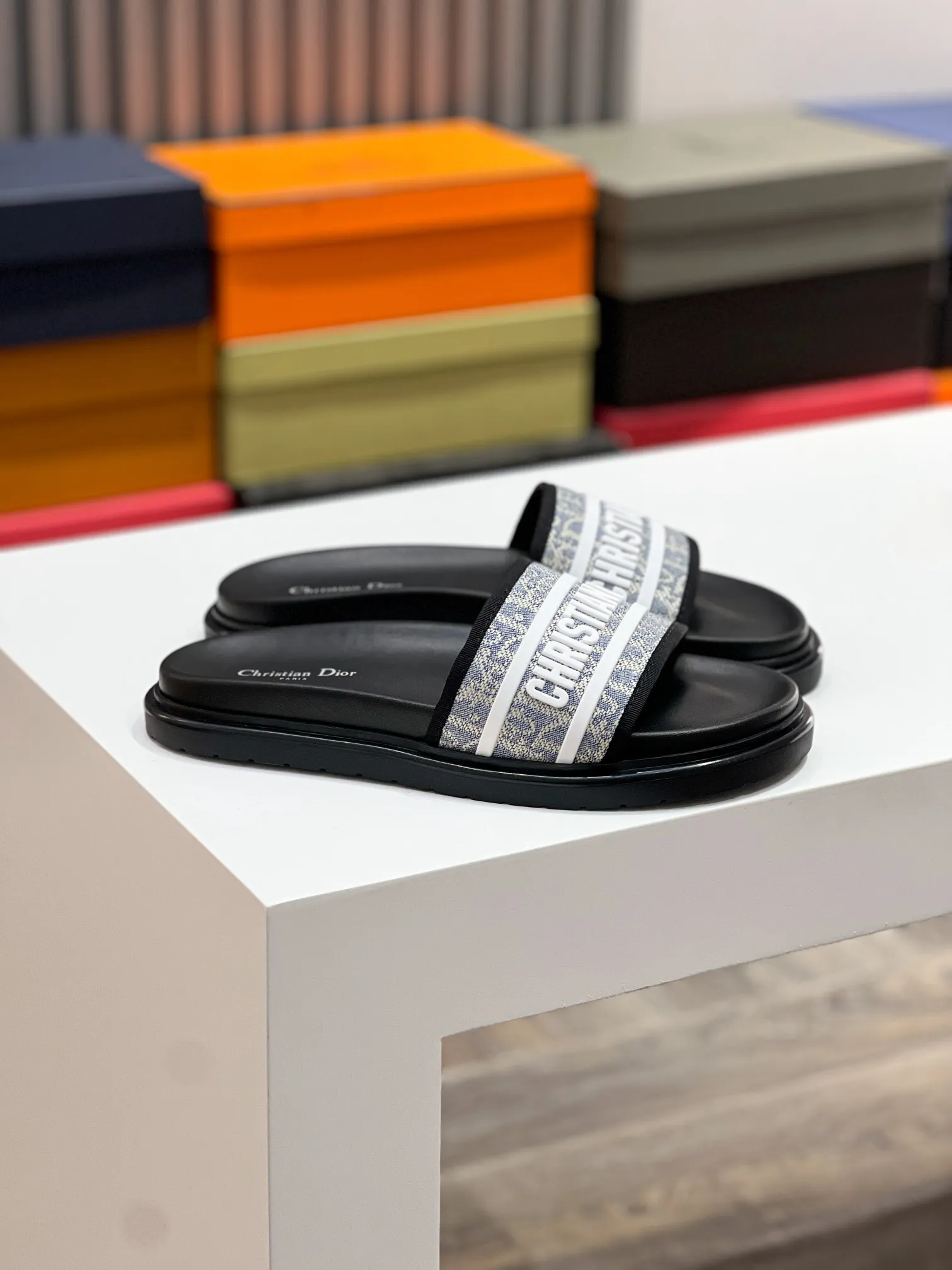 Men's men's shoes💰320【DIOR】🐝🐝Top version. 2024ss Dior’s latest men’s slippers are a must-have. Dior Alias ​​Men's Genuine Leather Slippers This summer new Alias ​​sandal embodies a casual and elegant style. Carefully crafted from grained cow leather and Oblique printed fabric, with cowhide lining! Cross-strap design with metal-clad brass CD Diamond logo. The imported cowhide leather and rubber sole adds sophistication and comfort, while Oblique print-effect anti-slip panels add style. Size39-44 (customized at 38.45)